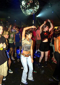 Jovenes bailan